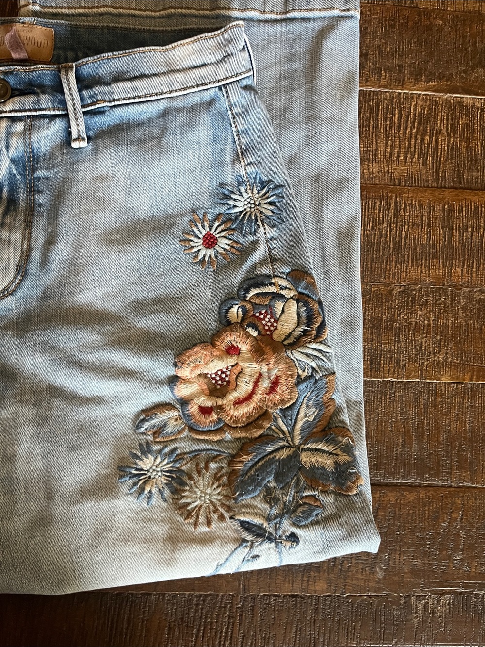 DRIFTWOOD Charlee cropped with Floral Embroidery - Picture 6 of 8